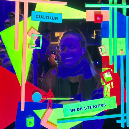 Kunstobject met glow-in-the-dark effect, ontworpen door Yotka Kroeze voor het Festival Cultuur in de Steigers in Zuidlaren (2024). Bezoekers kunnen selfies maken met het object als achtergrond.