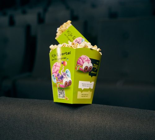 Kijk & Vertel: een popcornbakje met open vragen voor betekenisvolle gesprekken in de klas over films. Ontwikkeld door OneDayArtist (Jobbe Holtes en Yotka Kroeze), in samenwerking met Filmhub Noord, Midden en Noord-Holland (2024).
