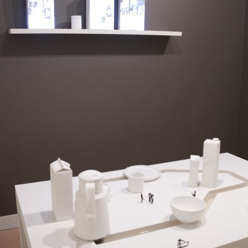 Kunstinstallatie van Yotka Kroeze en Jobbe Holtes (2015) in het project van Borg Verhildersum, Leens. Een gedekte ontbijttafel, gemaakt van gipsen objecten en 3D-geprinte figuren, vormt een landschap van akkers en huizen. Bezoekers worden via live-camera's onderdeel van het beeld en geprojecteerd op een gipsen voorwerp aan de muur. Het werk reflecteert de moderne voedselindustrie tegenover de traditionele cultuur van hard werken op het land en het eten van wat de natuur biedt.