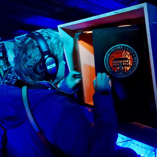 Kunstinstallatie van Yotka Kroeze (2018) in het project Spinbarg, geïnspireerd door oud-Groningse mythen en sagen van het vlakke land. Een vrouw opent de deuren van een kijkkast terwijl ze luistert naar de muziek.