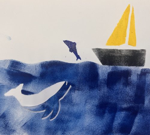 Stencildrukwerk van een zeilschip op het water, vergezeld door twee dolfijnen, gemaakt door leerlingen tijdens een workshop uit het project Toyisme.