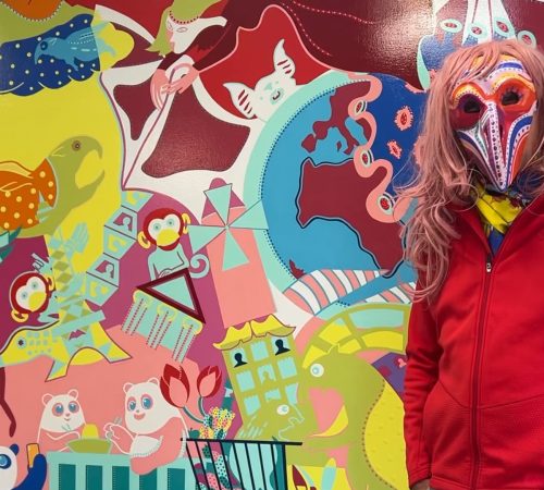 Dejo, oprichter van de Toyisten, poseert voor het werk 'Carnival of the animals' (2020-21)