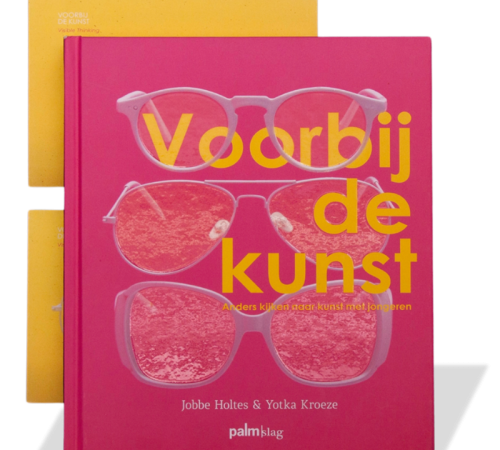 ‘Voorbij de kunst’ (2018) door Jobbe Holtes en Yotka Kroeze, over anders kijken naar kunst met jongeren. Het boek bespreekt de methoden Visual Thinking Strategies, Visible Thinking en Art Based Learning, voorzien van praktische opdrachten en voorbeelden. Gericht op docenten in het voortgezet kunstonderwijs en museumeducatoren.